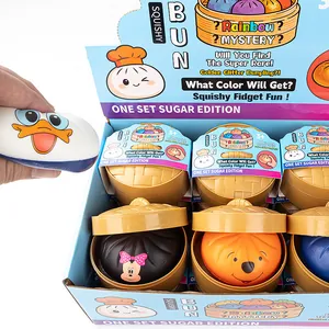Gros plan de squishies brioches personnages dans mini paniers vapeur, jouet anti-stress set.