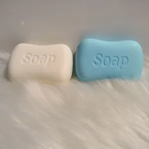 Jouets squishy en forme de savon bleu et blanc sur fond de fausse fourrure.