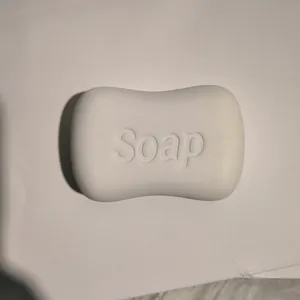 Gros plan d'un jouet squishy en forme de savon blanc avec lettrage 'Soap' embossé