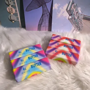 Gros plan de jouets spongieux en forme de bâtonnet de beurre arc-en-ciel sur fourrure