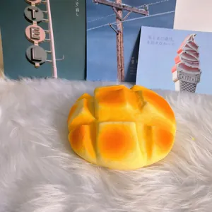 Ρεαλιστικό παιχνίδι squishy ψωμί ανανά με υφή αργής επαναφοράς σε λευκή γούνα.