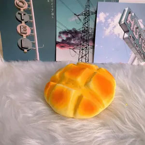Ρεαλιστικό squishy παιχνίδι ψωμάκι ανανά σε απαλό λευκό φόντο από συνθετική γούνα.