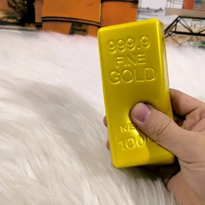 Nahaufnahme eines realistischen Goldbarren-Squishy-Spielzeugs, das gedrückt wird
