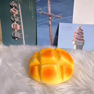 Κοντινό πλάνο ενός ρεαλιστικού squishy ψωμιού ανανά με μαλακή υφή και χρώματα
