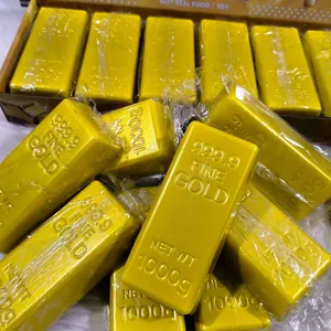Detailansicht von Goldbarren Squishy Spielzeug mit geprägtem Text und gelbem Finish