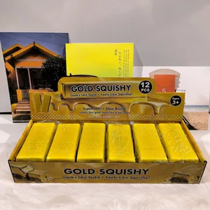 Detailansicht von zwölf realistischen Goldbarren-Squishy-Spielzeugen in der Displaybox