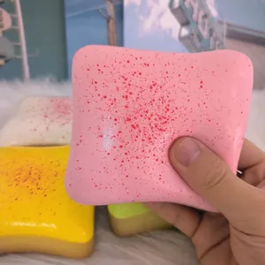 Dettaglio che mostra la consistenza morbida di uno squishy a forma di toast