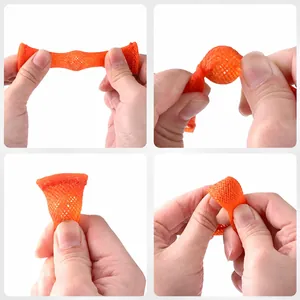 Vue détaillée d'un jouet fidget en maille orange tiré, tordu et pressé manuellement