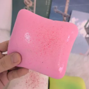 Dettaglio di uno squishy a forma di toast rosa con texture umida e rimbalzo lento
