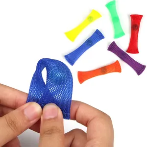 Détail de mains manipulant un jouet fidget en maille bleue parmi d'autres couleurs.