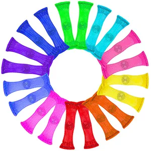 Jouets anti-stress en maille et marbre colorés disposés en cercle sur fond blanc