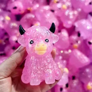 Dettaglio ravvicinato della consistenza glitterata di una mucca rosa giocattolo in TPR