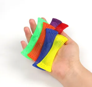 Jouets sensoriels de décompression à mailles et billes colorées tenus dans la main.