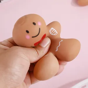 Jouet squishy bonhomme de pain d'épices pressé pour montrer sa texture à rebond lent