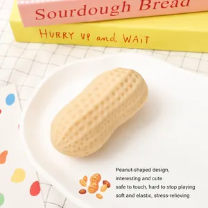 Detailaufnahme eines realistischen Erdnuss Squishy Spielzeugs zum Stressabbau.
