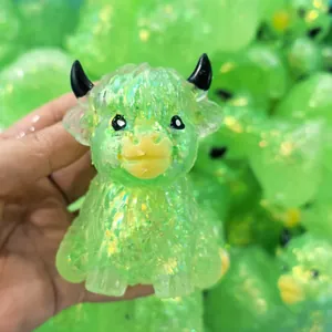 Primo piano di un giocattolo antistress a forma di mucca delle Highland verde glitter