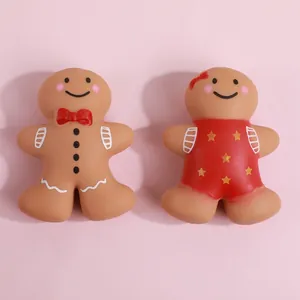 Vue détaillée de deux adorables jouets squishy en forme de bonhomme de pain d'épices