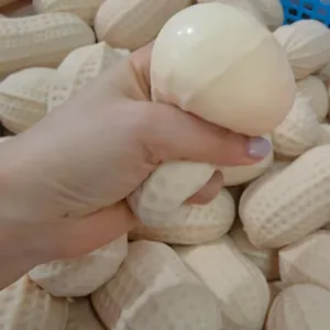 Nahaufnahme eines realistischen Erdnuss-Squishys, der für die Slow-Rebound-Textur gedrückt wird.