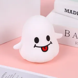 Niedliches weißes Cartoon-Geist-Squishy-Spielzeug mit Leuchtfunktion für Halloween-Stress