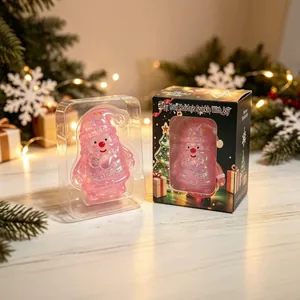 Nahaufnahme von pinkfarbenem Glitzer-Weihnachtsmann-Squeeze-Toy in Geschenkbox