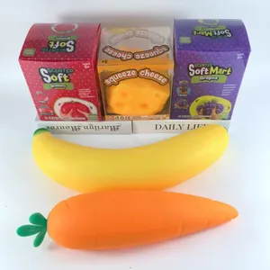 Detailweergave van banaan- en wortelknijpspeelgoed met kleurrijke fruitverpakkingen.