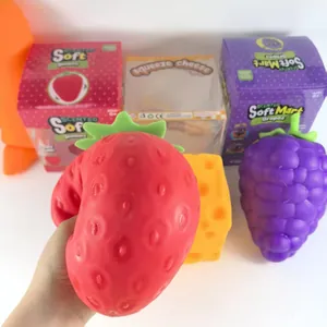 Detail van groot aardbei squishy speelgoed gemaakt van zacht TPR materiaal