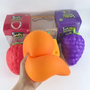 Detailopname van een hand die in een zacht oranje fruitvormig TPR-antistressspeeltje knijpt