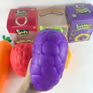 Close-up van een groot paars TPR-druiven-squishy speelgoed voor stressverlichting