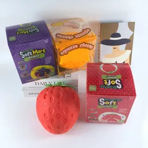 Een verscheidenheid aan geurende fruit en kaas TPR squishy speelgoed in verpakking.