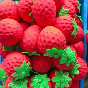 Gedetailleerde weergave van realistische aardbei squishy toys met rode textuur.