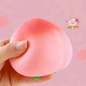 Juguete squishy de melocotón suave presionado para mostrar la textura elástica.