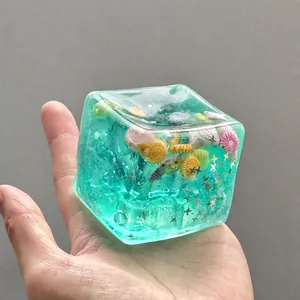 Cubo antistress morbido turchese traslucido con decorazioni di conchiglie