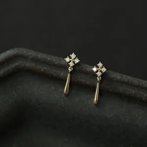 Nahaufnahme von eleganten vergoldeten S925 Silber Kleeblatt-Ohrsteckern mit Tropfen