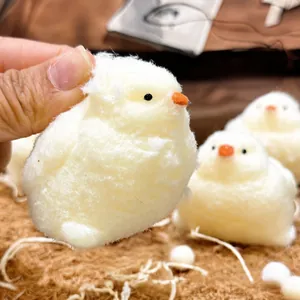 Petit poussin blanc duveteux jouet anti-stress à presser