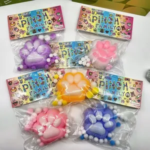 Detailansicht beflockter Katzenpfoten-Squishy-Spielzeuge in bunter Verpackung