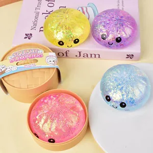 Vista detallada de juguetes squishy de dumplings brillantes con caras lindas y vaporera