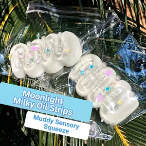 Langsam zurückfederndes Squishy-Spielzeug in weißer Creme-Riegel-Form mit Sternen-Deko
