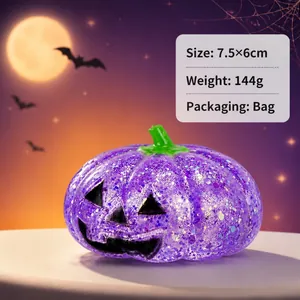 Lila glitzerndes Kürbis-Quetschspielzeug mit Jack-o'-Lantern-Gesicht für Halloween-Stress