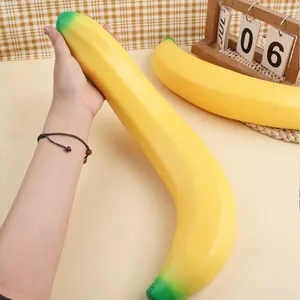Dettaglio ravvicinato di un gigantesco giocattolo antistress a forma di banana
