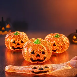Λεπτομερής άποψη ενός ελαστικού πορτοκαλί Halloween κολοκύθας squishy με γκλίτερ.