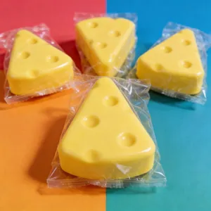 Realistisches gelbes dreieckiges Käse-PU-Slow-Rebound-Quetschspielzeug zum Stressabbau