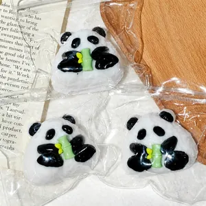 Simpatico giocattolo panda da spremere con germoglio di bambù per alleviare lo stress