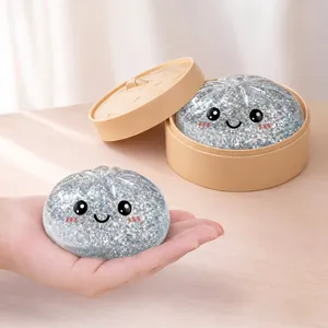Dettaglio di un simpatico squishy a forma di panino al vapore da 8,5 cm.