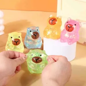 Nahaufnahme von glitzernden Capybara-Quetschspielzeugen zum Stressabbau