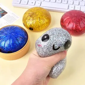 Nahaufnahme einer Hand, die ein glitzerndes silbernes Stressspielzeug drückt