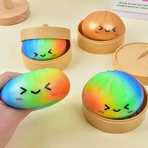 Giocattolo antistress squishy bao arcobaleno con faccina buffa e cestino per la cottura a vapore