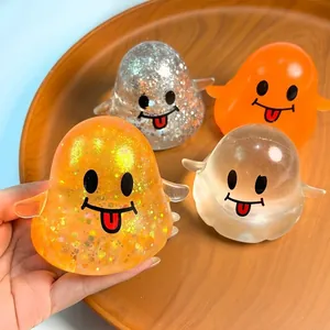 Gros plan de mignons jouets squishy fantômes d'Halloween avec des paillettes et sourires