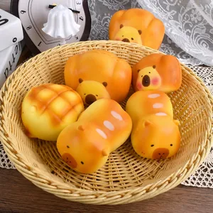 Κοντινή λήψη από διάφορα squishies ψωμιού σε σχήμα καπιμπάρα σε καλάθι