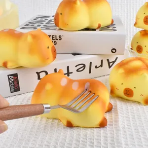 Κοντινό πλάνο παιχνιδιού squishy καπιμπάρα αργής επαναφοράς που πιέζεται με πιρούνι