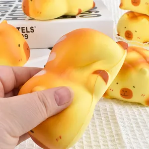 Λεπτομέρεια παιχνιδιού squishy capybara που δείχνει μαλακή υφή αφρού PU αργής ανόδου